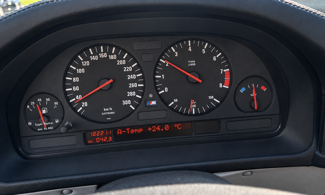 Technische Arbeiten an einem klassischen BMW